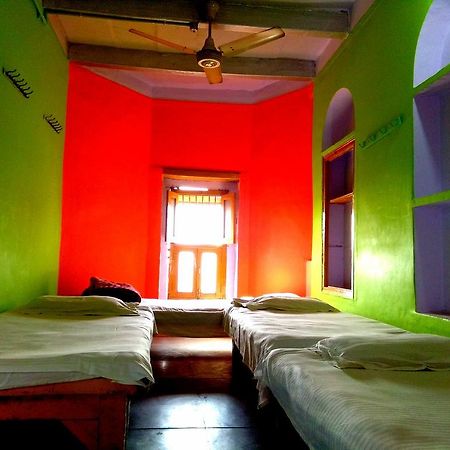 Yogi Lodge Varanasi Bagian luar foto