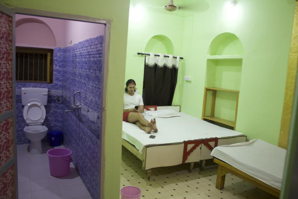 Yogi Lodge Varanasi Bagian luar foto