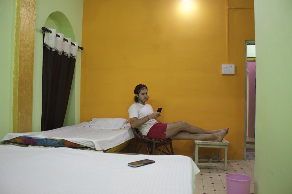 Yogi Lodge Varanasi Bagian luar foto