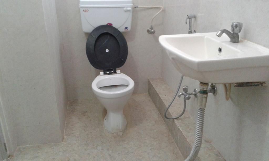 Yogi Lodge Varanasi Bagian luar foto