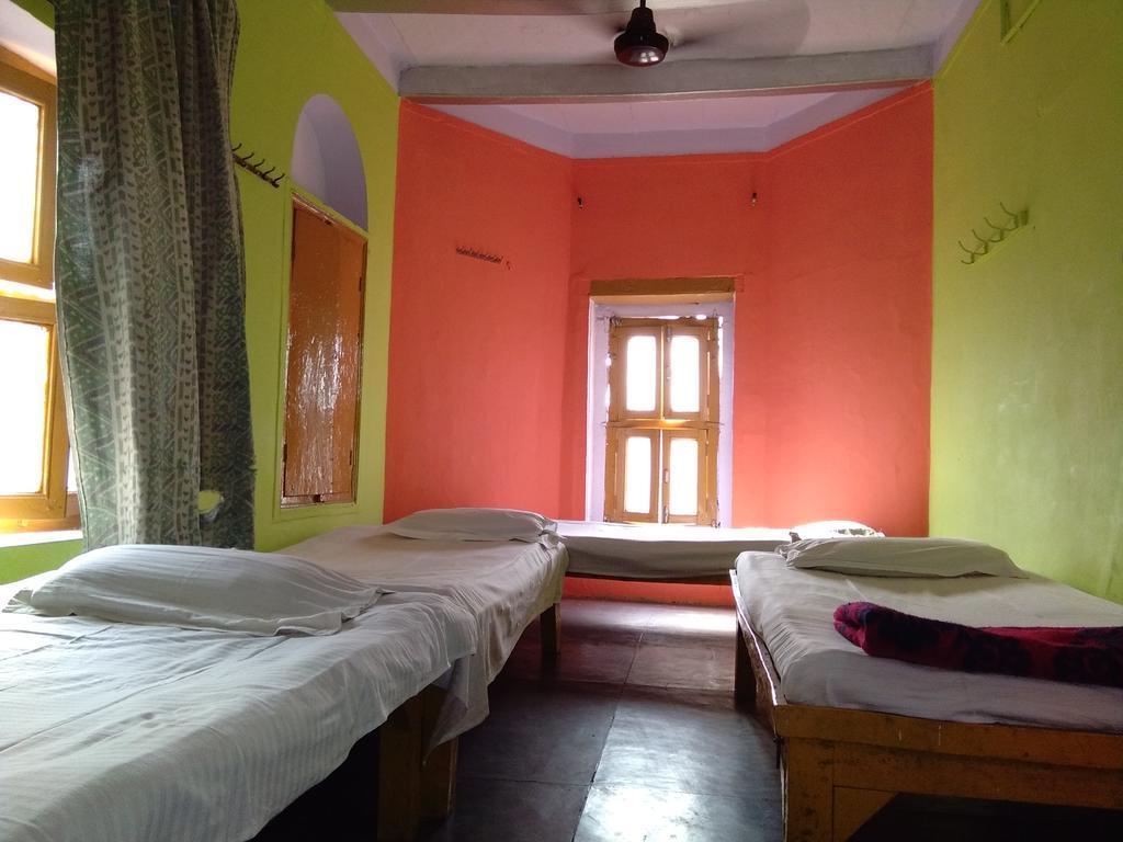 Yogi Lodge Varanasi Bagian luar foto