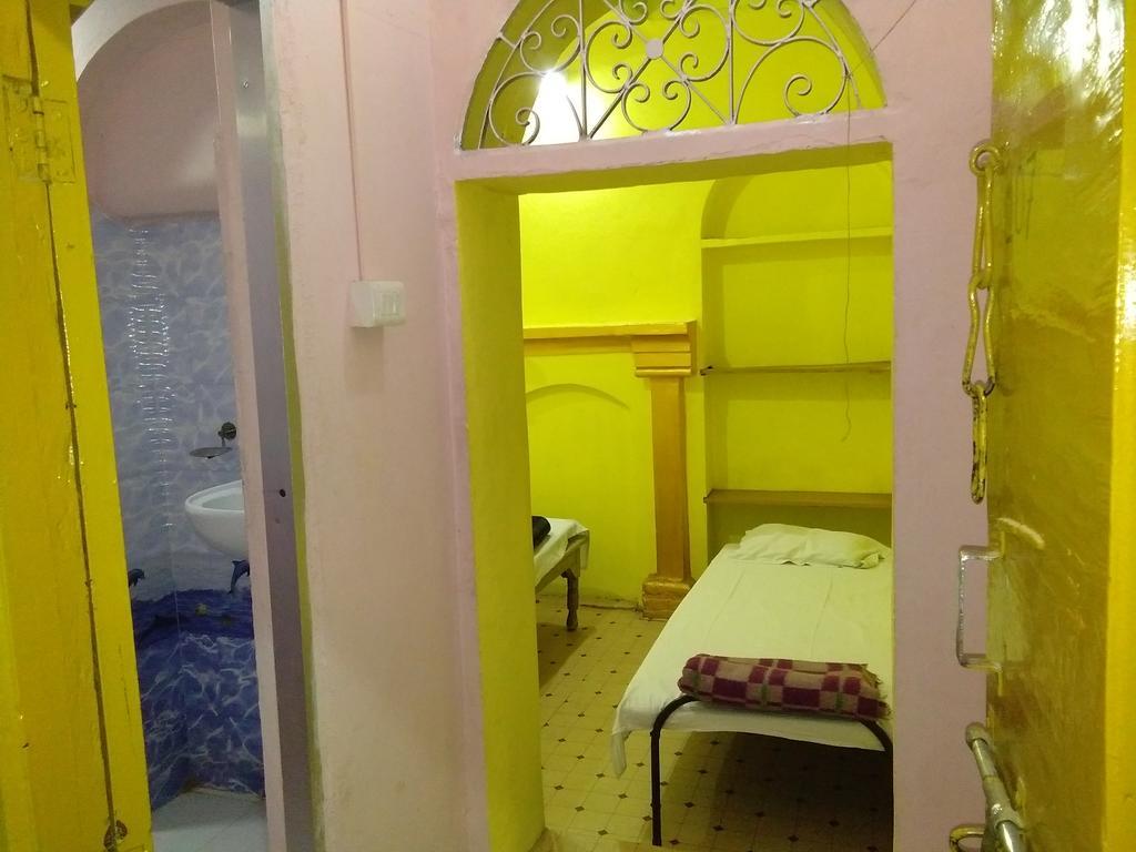 Yogi Lodge Varanasi Bagian luar foto