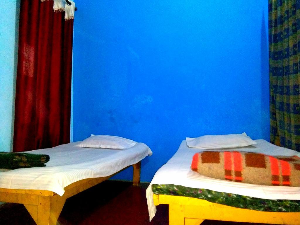 Yogi Lodge Varanasi Bagian luar foto