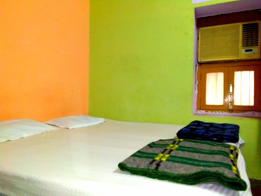 Yogi Lodge Varanasi Bagian luar foto