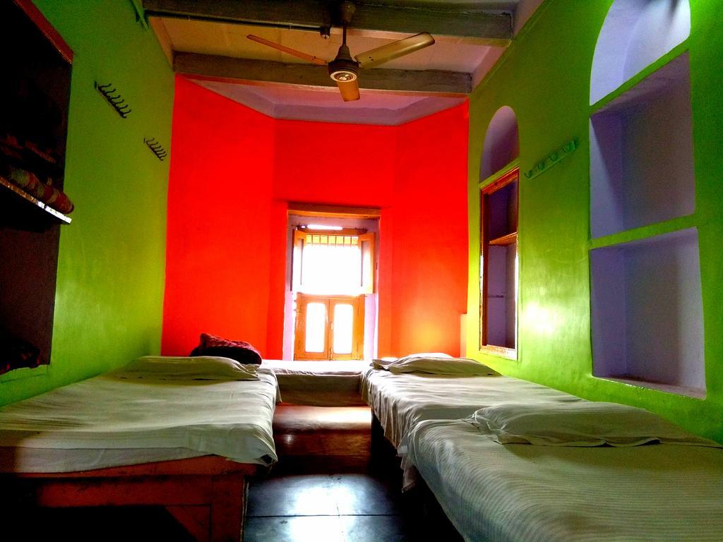 Yogi Lodge Varanasi Bagian luar foto