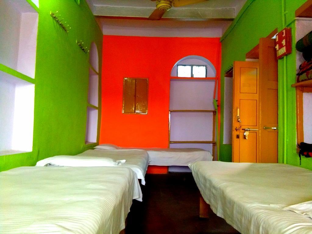 Yogi Lodge Varanasi Bagian luar foto