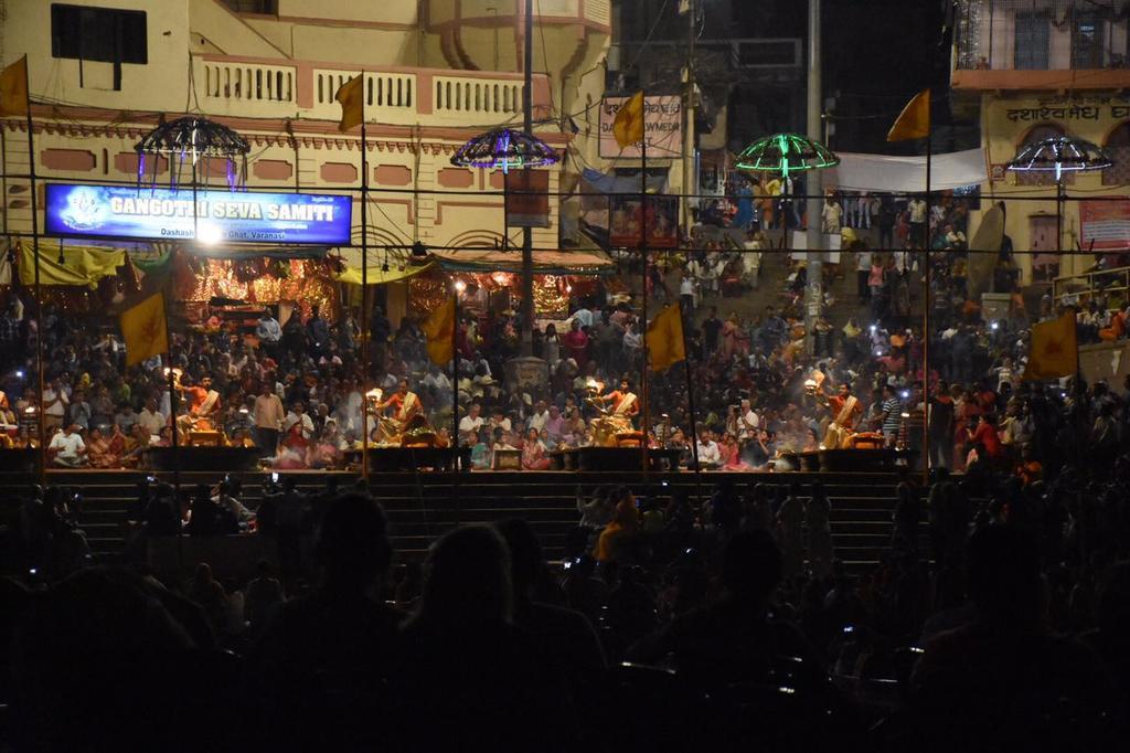 Yogi Lodge Varanasi Bagian luar foto