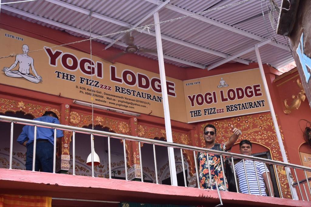 Yogi Lodge Varanasi Bagian luar foto