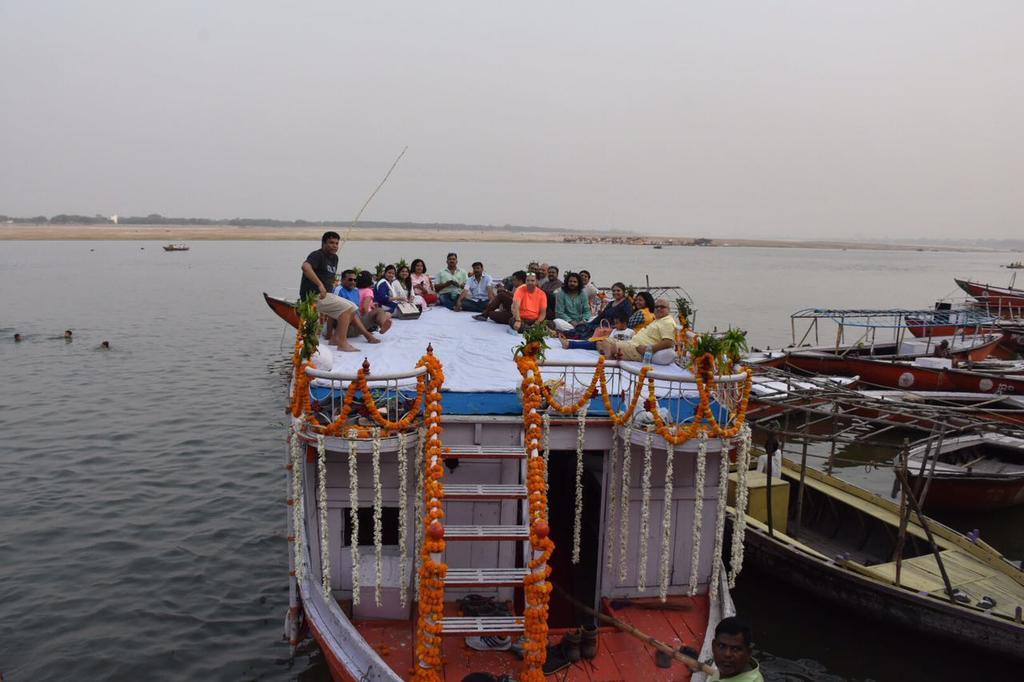 Yogi Lodge Varanasi Bagian luar foto