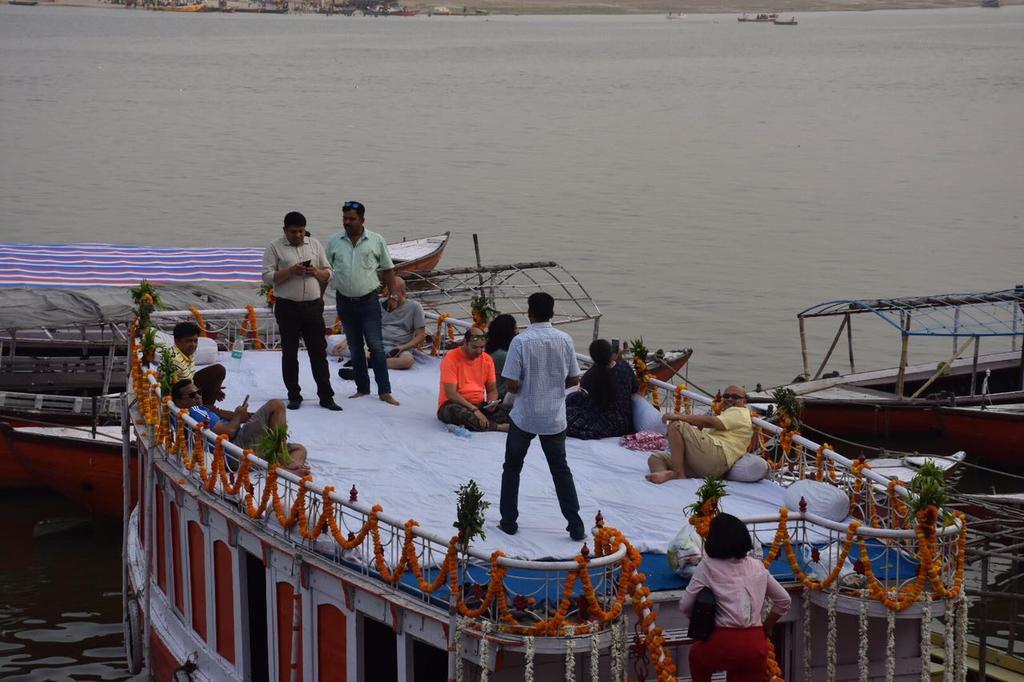 Yogi Lodge Varanasi Bagian luar foto